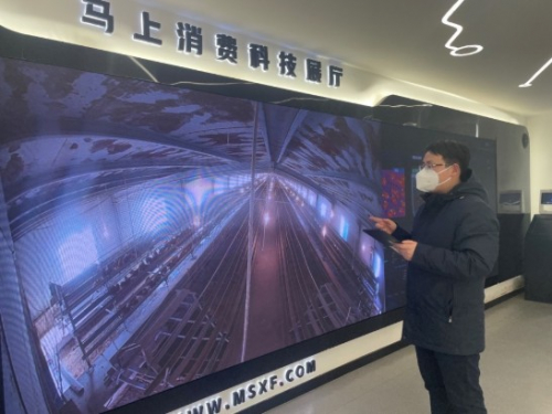 　　马上消费科技展厅，工作人员正在后台查看石柱智慧养鸡场运行情况。马上消费供图