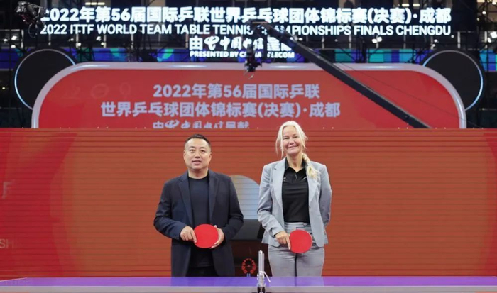 刘国梁（左）与国际乒联主席佩特拉·索林。图片来自国际乒联官网