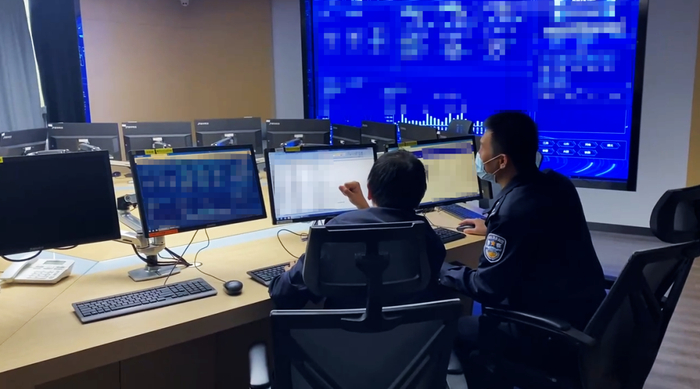 图为谷有琪（左一）与同事连夜分析案情。