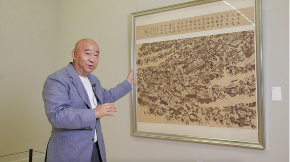 图：范扬和他的获奖作品《支前》。