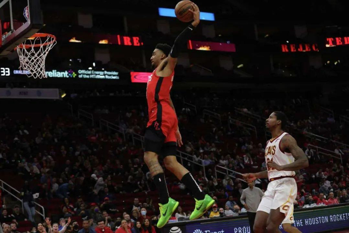 ▲小马丁穿着科比系列球鞋出战。