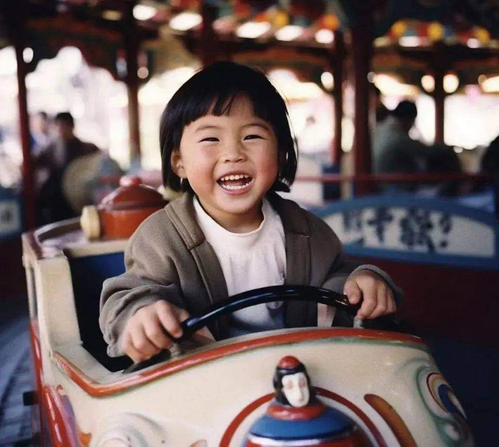 以“你好小朋友”为主题Midjourney 生成的摄影作品。图/小红书博主“逗比”