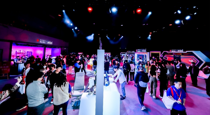 （图：现场抓拍体验区玩家图）