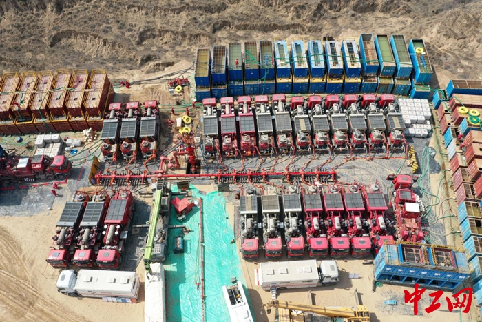 在位于鄂尔多斯盆地伊陕斜坡神木气田佳县区块，冀东油田西部天然气达产工程一口大型压裂井正在施工。杨宇 摄