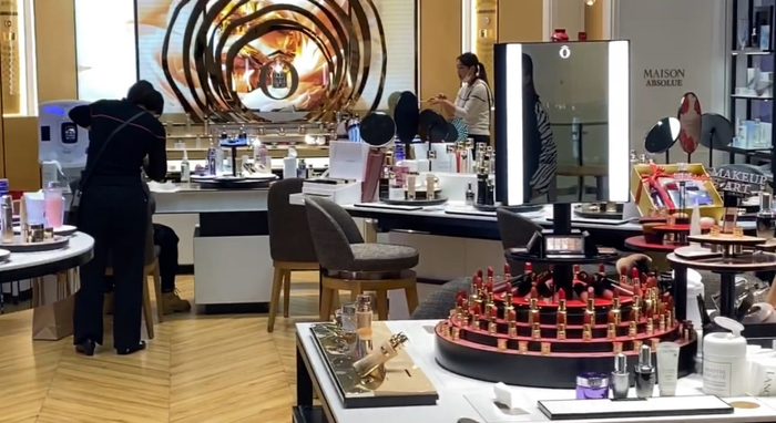 美妆类产品更新速度尤其快。（中国商报记者 马嘉/摄）