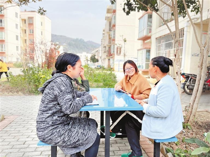     海校街道干部和柏果树社区干部一起走访村民。 彭光杰 摄