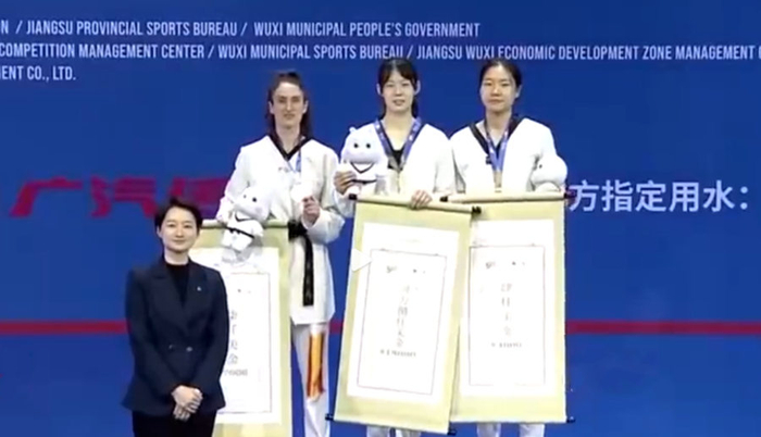 （中间为中国选手宋洁）