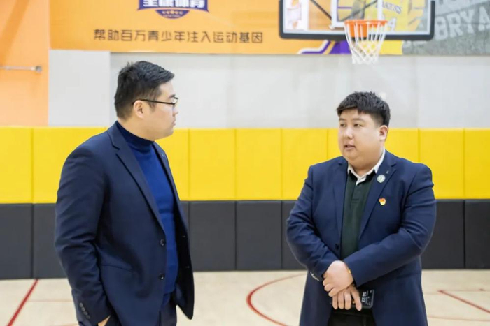 　　姚宇一行参观上海呈康体育公司