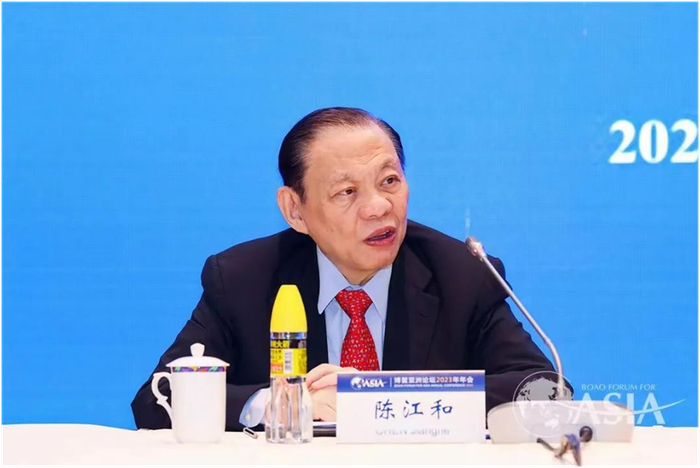 　　新加坡金鹰集团主席陈江和在会议上发言