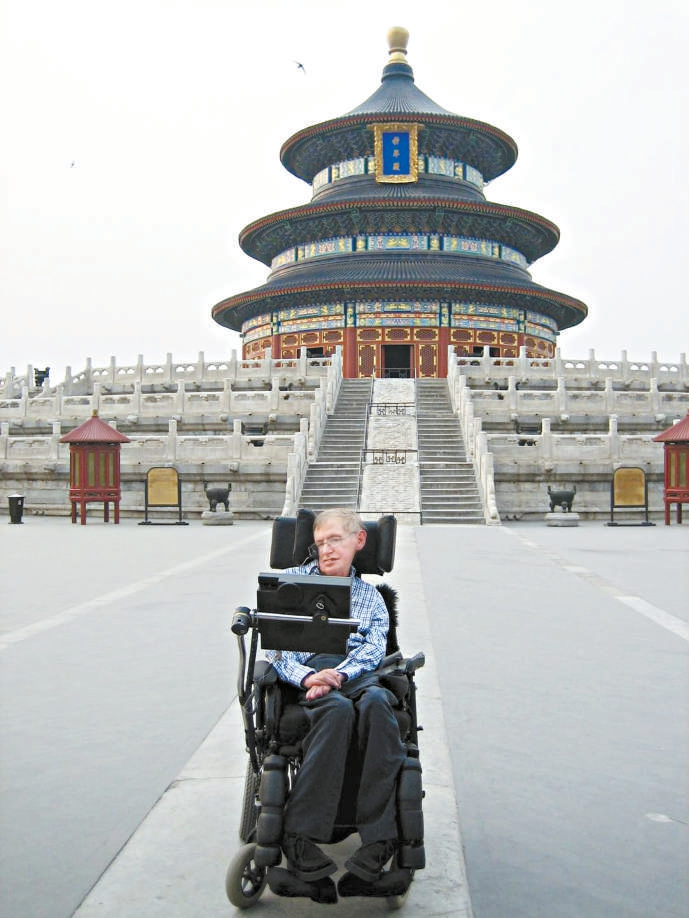 2006年，霍金在天坛留影，这张照片后来被选进他的自传《我的简史》。吴忠超摄