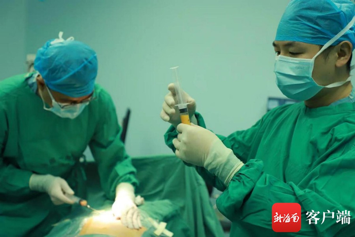 　　贾丙申主任医师、游传华主任医师为患者行腹部微创抽脂。医院供图