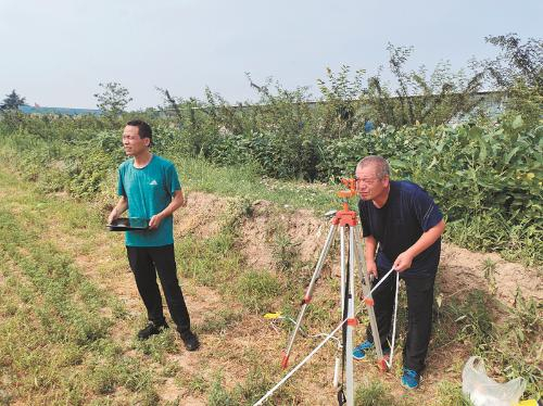 贾昀（右）与同事一起进行森林资源调查 贾昀供图