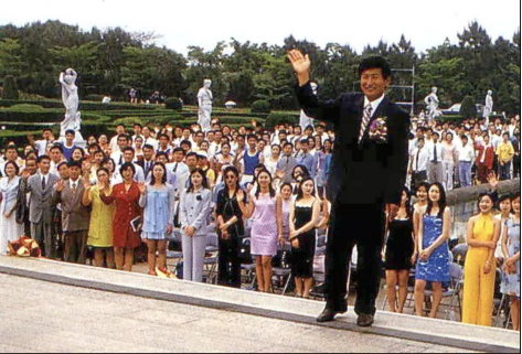 “摄理教”邪教以模特培训班等名义，诱骗年轻貌美女大学生入教，经洗脑后供郑明析淫媾。（网络图片）