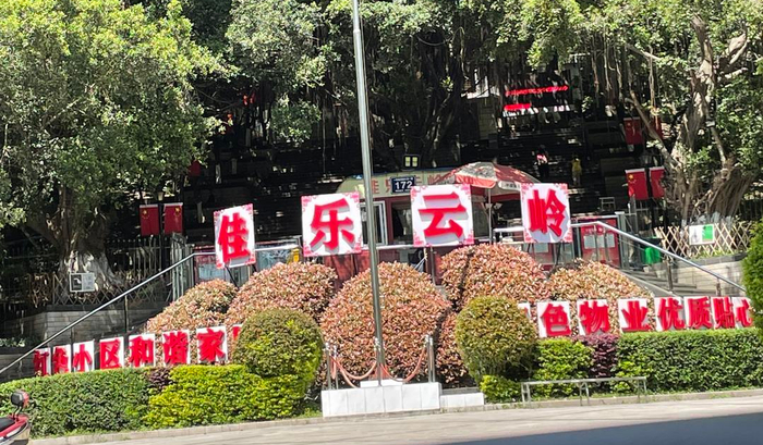 ↑坠落窗扇所在小区