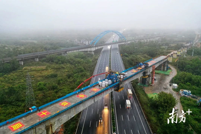 △广湛高铁长兴村特大桥跨G15沈海高速连续梁顺利合龙
