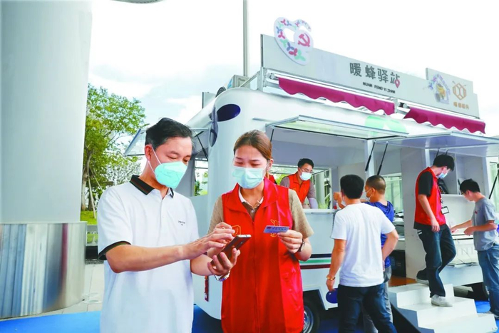 “奉献、友爱、互助、进步”的志愿精神，已根植入每一位特区人的血液中。深圳特区报记者 杨浩瀚 摄