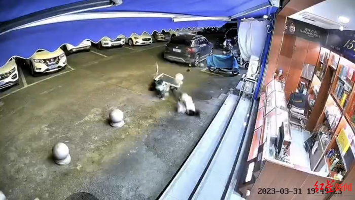 ↑窗扇坠落瞬间