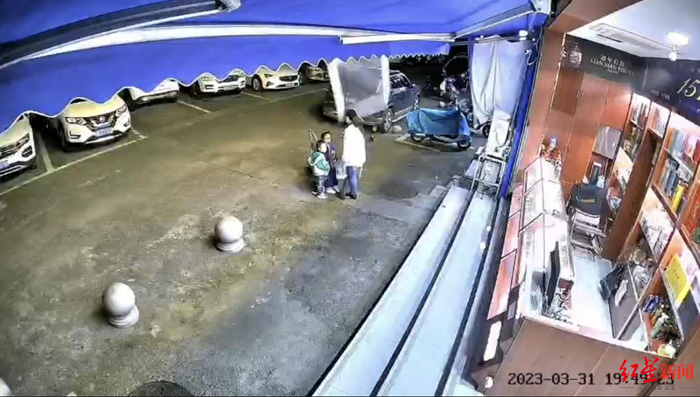 ↑受害人母子三人在交谈。