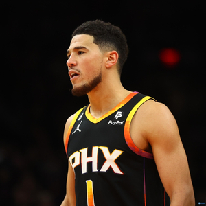 布克关键三分锁定胜局展现巨星本色