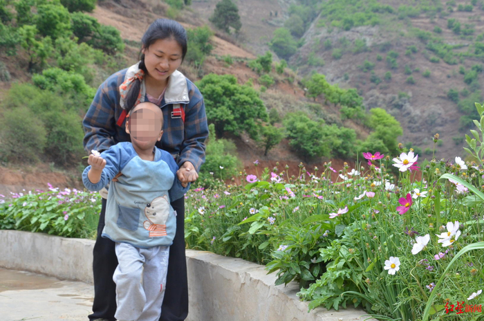 贺英带着儿子进行康复训练