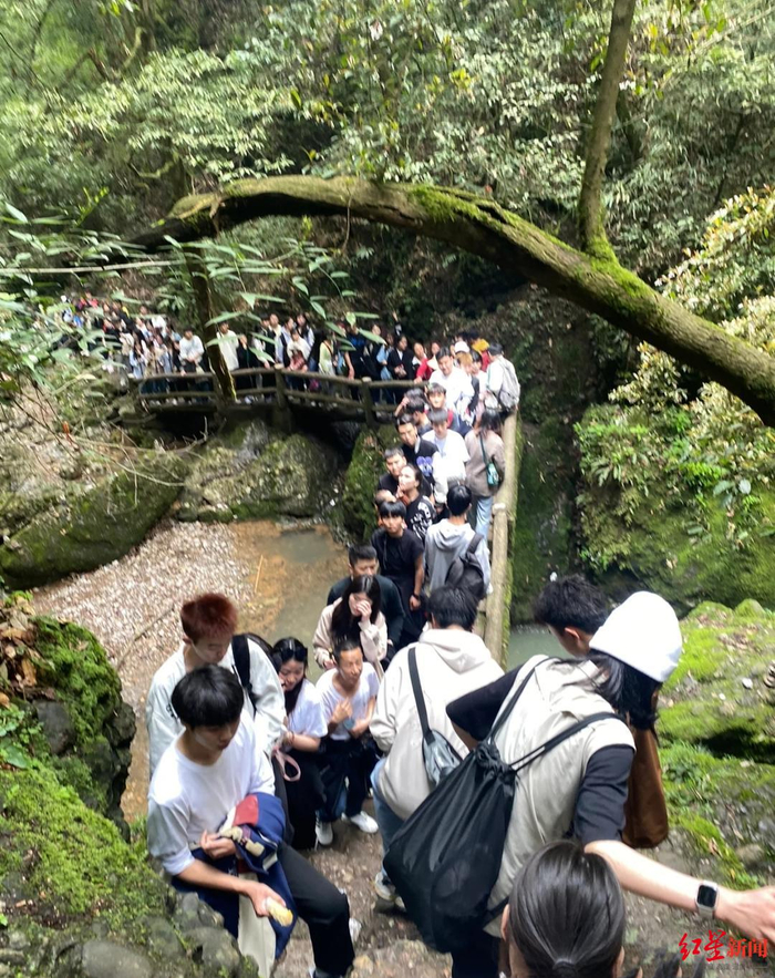 ▲排队上青城山  