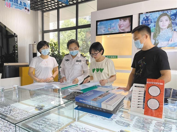 3月21日，安康市行政审批服务局工作人员上门为企业进行医疗器械经营许可申报指导和相关法律法规宣传。 通讯员 陈默摄