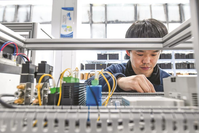 ▲在昊丰医疗下设的上海崇湛智能科技有限公司，工作人员正在组装设备。本报记者 邢千里摄