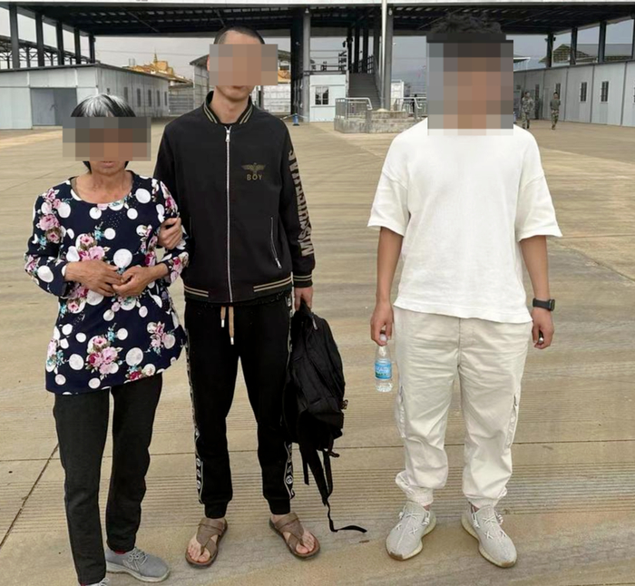 ↑老王（左）终于见到了儿子小郭（中）