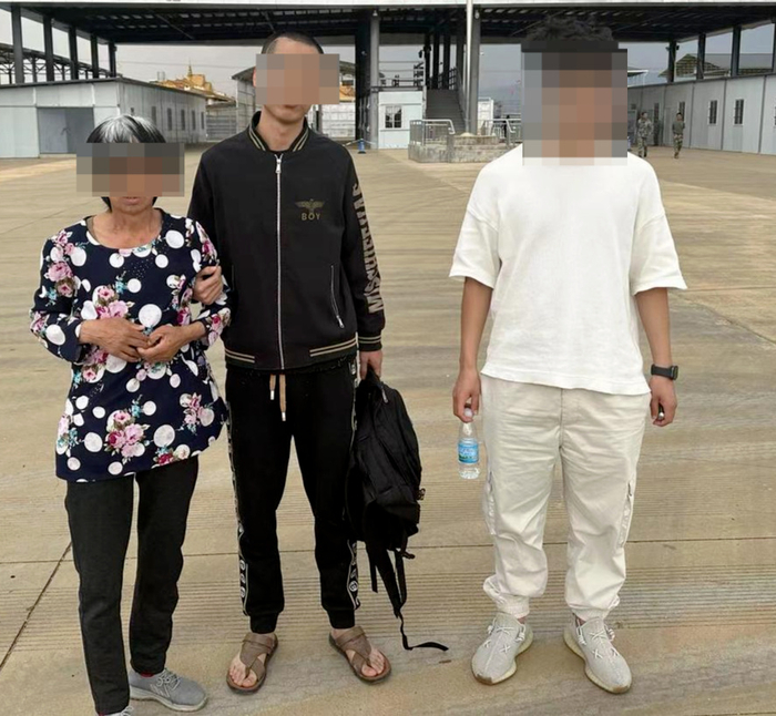 老王（左）终于见到了儿子小郭（中）