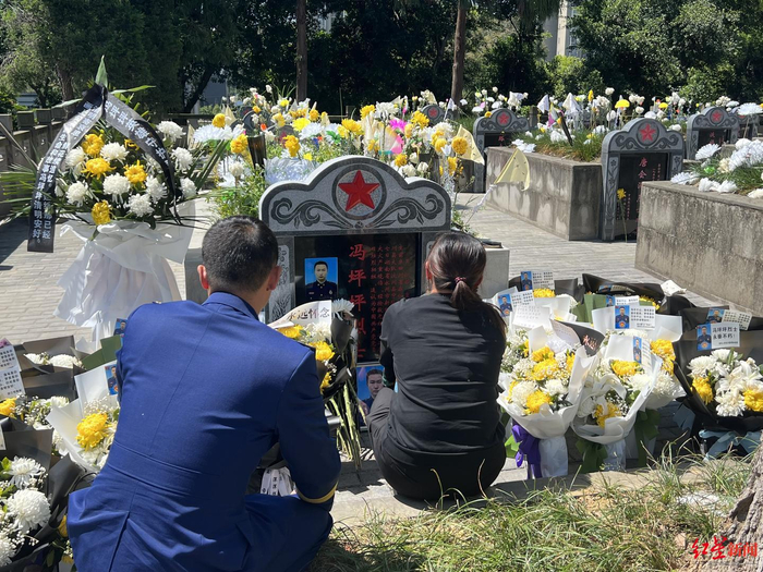 ↑祭奠冯坪坪烈士