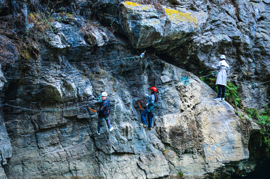 　　采风团成员体验飞拉达攀岩 摄影/任珍宇