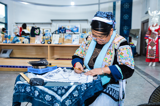 　　非遗传承人侯俊英现场制作蜡染 摄影/任珍宇