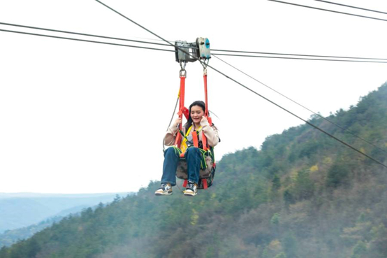 　　采风团成员体验高空滑索 吴丹/摄影