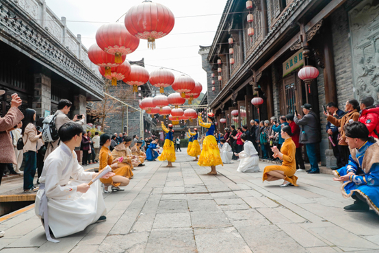 　　民族风情快闪秀 陈嵩/摄