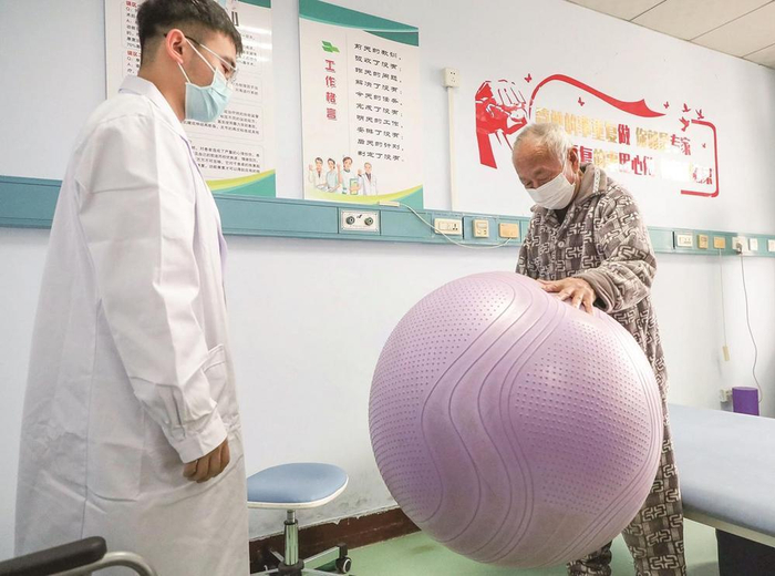     古冶区开滦唐家庄医院康复中心医师正在为患者进行康复训练。                                                本报记者 杜雯拓 摄