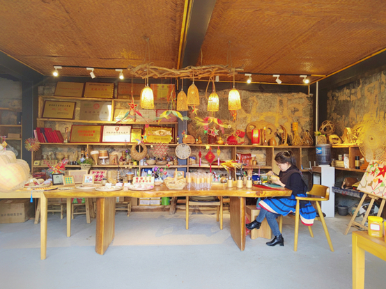 　　竹编工坊内玲琅满目的工艺品 陈嵩/摄