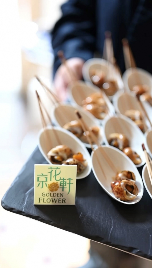 　　获奖餐厅主厨为庆祝酒会准备具餐厅特色的精致美点