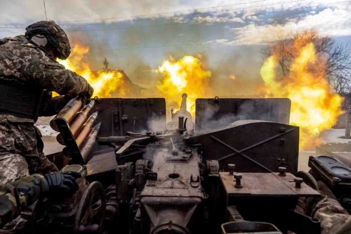 　4月2日，巴赫穆特地区，俄乌冲突持续，乌克兰军人在前线附近发射炮弹。图/澎湃影像&nbsp;