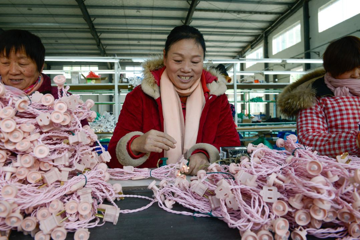 正阳县合兴灯饰有限公司生产车间有序生产。余川摄