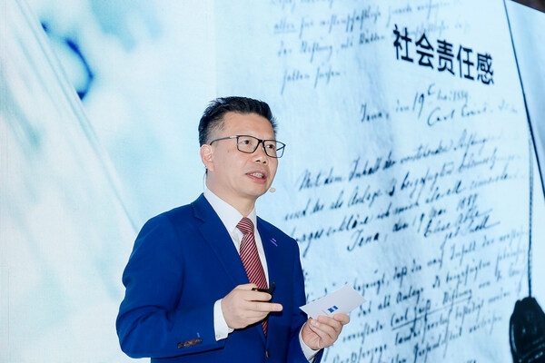 　　回溯百年之路，蔡司对创新与精准的追求，始终源于品牌强烈的社会责任，让社会公众“可持续”地看清看好