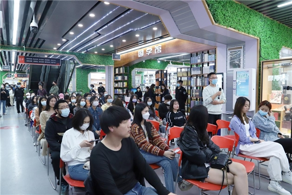 　　签售会现场读者提问