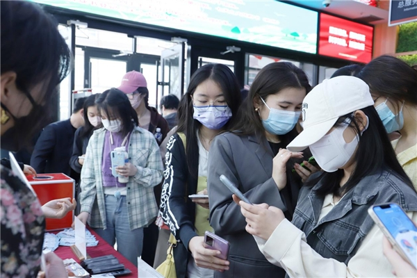 　　签售会签到处现场图