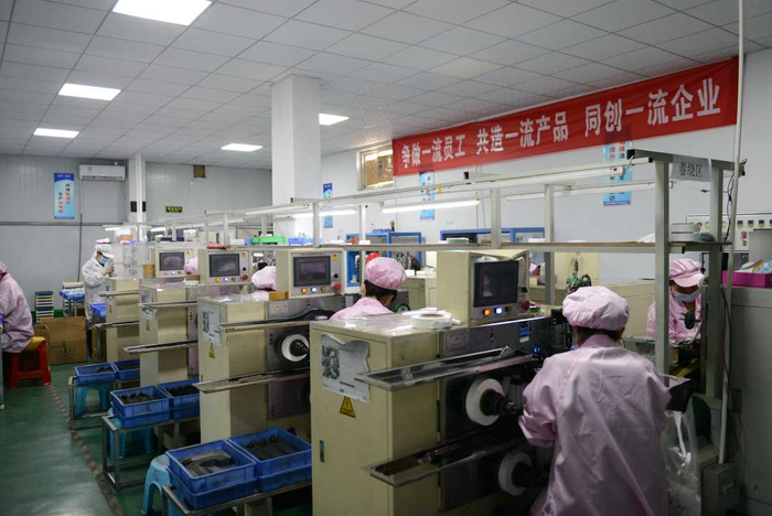 工人在制片区生产电池。杨华东摄