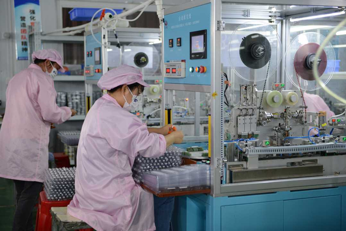 工人封装电池。杨华东摄