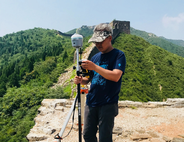 李哲正在对长城进行数据测绘