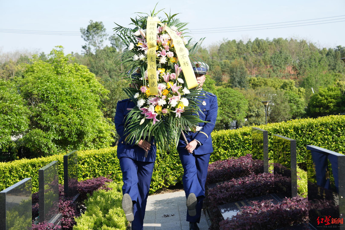 ↑清明缅怀英烈