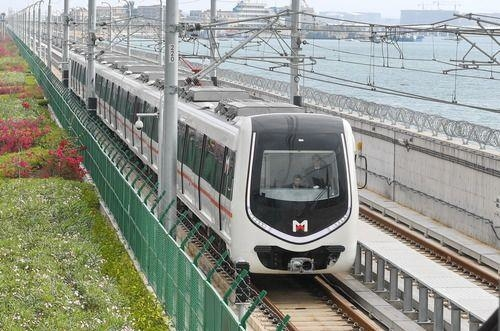 厦门地铁1号线列车行驶在厦门集杏海堤上。新华社记者 林善传 摄