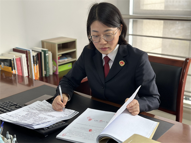 办案检察官在阅卷