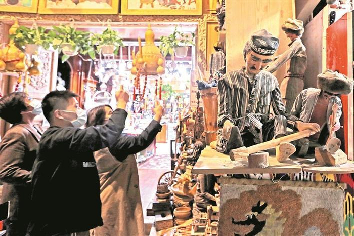     在乌鲁木齐市天山区大巴扎旅游休闲街区，游客纷纷打卡拍照（资料图片）。    蔡增乐  摄