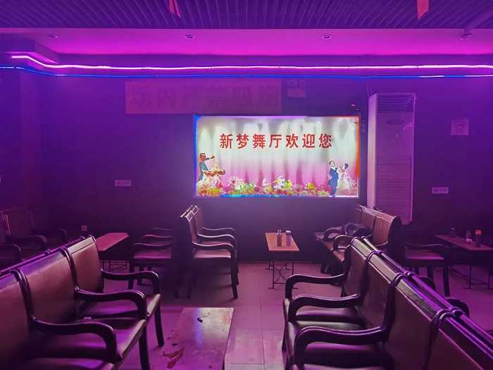 图 | 新梦舞厅随处可见保温杯